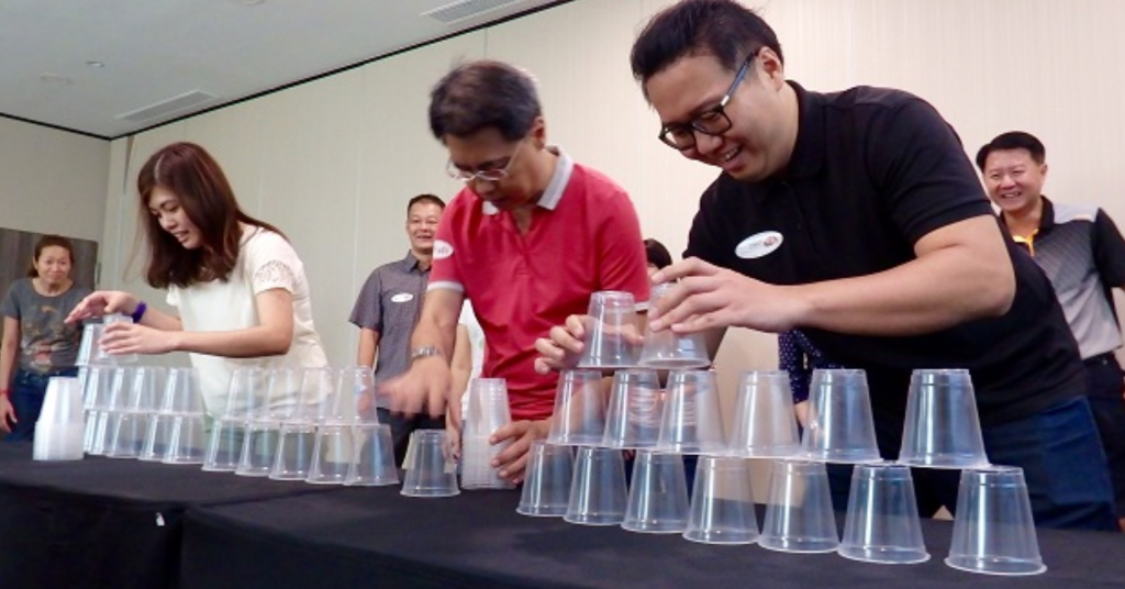 Trò chơi team building xếp ly giấy